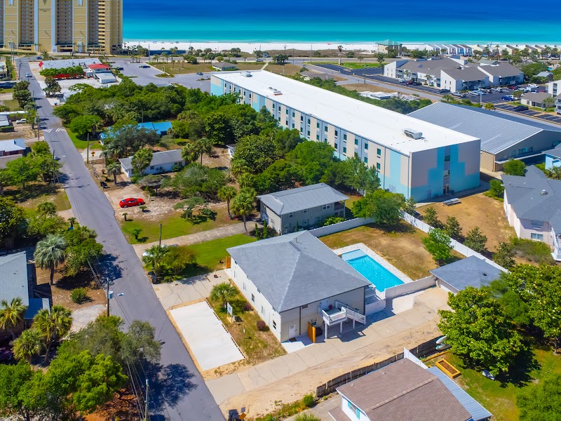 Top-down aerial of Sundial Suites pool and property in Panama City Beach
